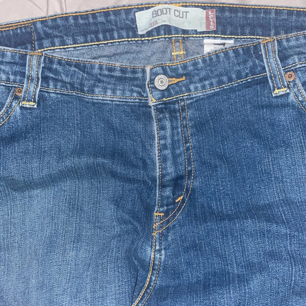 Levis baggy bootcut jeans. De är i en perfekt skick. Storleken vet jag inte men de är ganska stora på en. Pris kan diskuteras.. Jeans & Byxor.