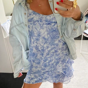 Mango klänning - Säljer min SKITsnygga klänning från mango som är perfekt nu på sommaren🤍🤍