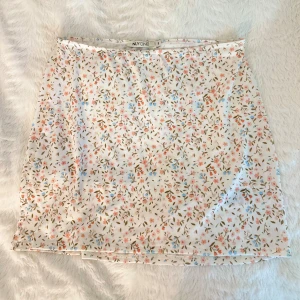Mini skirt från Nelly - Blommig kjol från Nelly (mini print skirt), oanvänd! Storlek S