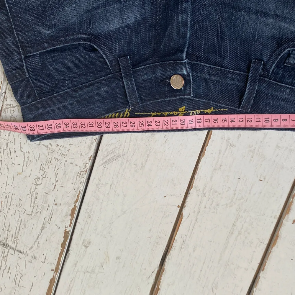 Snygga väldigt utsvängda jeans med lite slitning vid fötterna :)  Innerbenslängd: 81cm Midjemått tvärs över: 39cm. Jeans & Byxor.