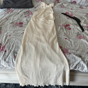  klänning - Aldrig använd, Strl S. Super fin lång klänning passar till stranden. 