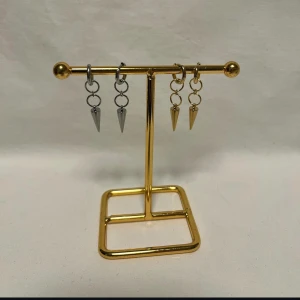 Örhängen  - Super fina örhängen! Finns i guld och silver.  Köp för 99kr/st Eller 179kr/paret. Modell 144  Smyckes ställningen finns även att köpa för 299kr!