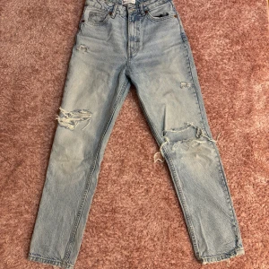 Blåa jeans - Ljus blåa jeans från zara i storlek 32. Bra kvalite och inte använda mycket.