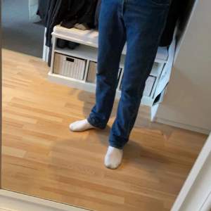 Levis 501 ljus blå och mörkblå Båda storlek w32 l34