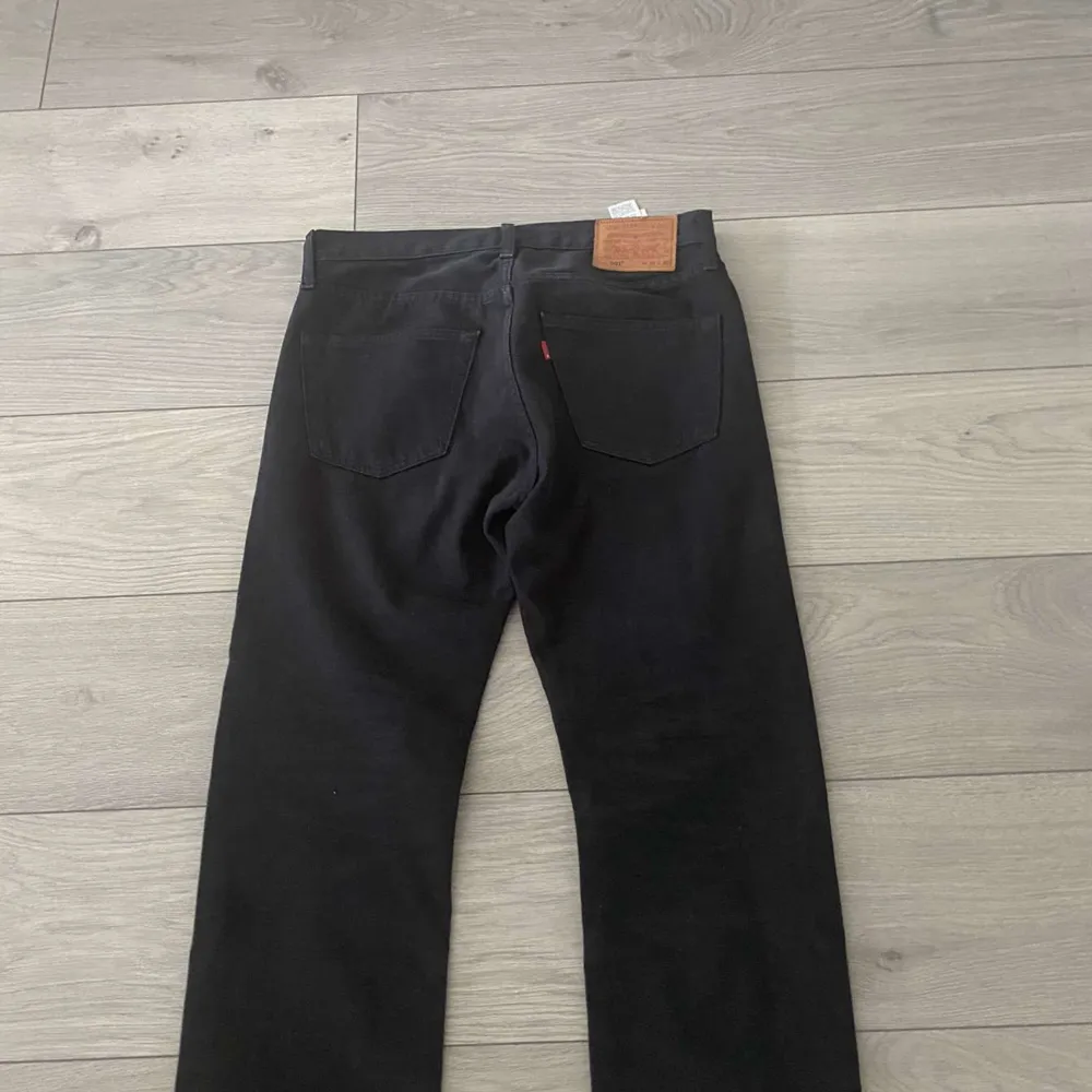 Hej säljer nu mina svarta Levis jeans som har blivit för små jeansen är i mycket gott skick, 9/10. 👍😊. Jeans & Byxor.