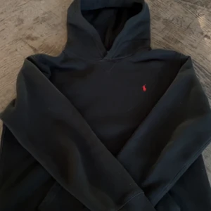 Ralph lauren hoodie - Säljer denna sjukt snygga hoodie ifrån Ralph lauren. Säljer då den nu är för liten. Storlek: XL Junior som är Storlek S. Skick 7/10 då den är lite urtvättad men inget som märks. Inga defekter alls! Hör av er vid minsta fråga!