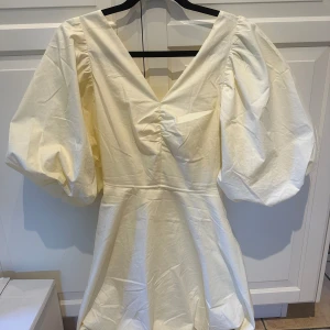 Klänning  - Klänning med öppen rygg och knytning med puffärm som endast använts en gång💕Nypris: 399kr