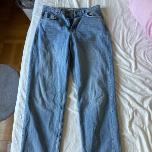 Jeans Gina Tricot  - Jeans från Gina Tricot säljes i fint skick! Storlek 38