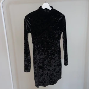 Klänning i sammet - Miniklänning i sammet från Gina Tricot storlek S  Använd vid fåtal tillfällen och finner inget att anmärka 