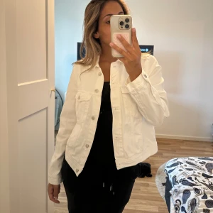 Jeans jacka  - Super fin finns inga täcken på användning