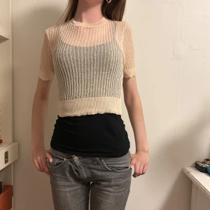 Fest topp från zara - Beige topp från zara i bra skick, knappt använd. 💗