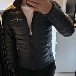 Sail Racing Jacka - Säljer denna Sail racing jacka pågrund av att den är förliten. Den är köpt från sail racin och nuvarande skick är 8/10. Litet tecken på andvändning vid magen men ingen som snys vid andvänding därav ett väldigt bra pris.