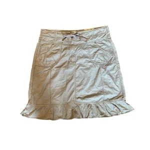 Cargo kjol midi - Så snygg lågmidjad cargo kjol💚💚💚 Den slutar ungefär ovanför knäna. Kjolen är i toppen skick och har många fina detaljer😍 Skriv privat vid intresse eller frågor💞 Köp nu går även bra att använda!🫶🏻