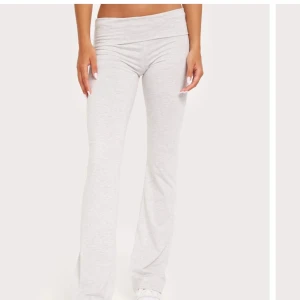 Nelly yoga pants  - Säljer ett par helt nya byxor från Nelly🩷 Lappen kvar, köpt i fel storlek. Nytt pris 300, säljer för 225kr
