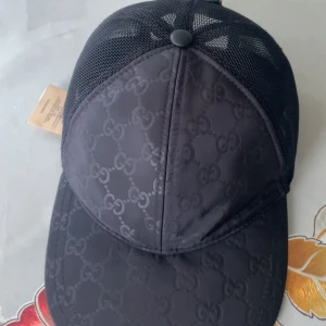 Gucci Nylon - säljer min Gucci Nylon keps limited edition denna modellen sälj inte längre så de svårt o hitta den sällsynt kepsen har inga skador osv fräch keps är knappt använd stolek M 100%ÄKTA ingen kvitto! (OBBS MÖTTS UPP ENDAST!)