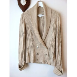 Stockh LM cardigan, stl S, beige, kofta, klassisk, bomull, virkad - Beige dubbelknäppt kofta från Stockh lm. Stora uppvikta muddar vid ärmarna och sjalkrage. Tecken på användning finns då koftan är aningen urtvättad. Mått får ej plats - fråga gärna!