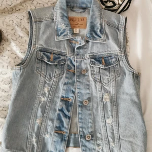Jeansväst - Tight ljusblå jeansväst från hollister, jättefin men inte riktigt min stil. Som ny, använd en gång. 