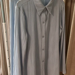 Set - Mysigt set som passar såväl på shoppingturen som middagen. Härlig ljusblå nyans. Mjukt och bekvämt men samtidigt dressat. Säljer hela setet för 300kr. Aldrig använt, nytt och fräscht.