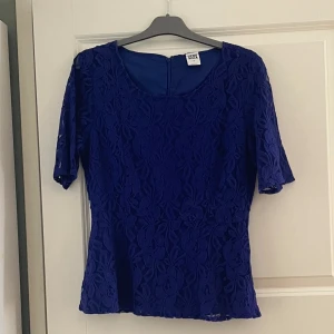 Fin blus med spets - En fin blå spets blus i mycket bra skick från Vero Moda! 