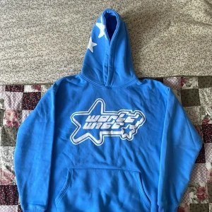 Blå hoodie - Säljer denna blåa hoodie för att den inte kommer till användning, köptes för  mindre än ett halvår sedan