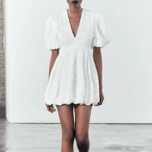 Vit zara klänning - Supersöt klänning från Zara, tänkte ha till studenten men kom aldrig till användning så den är i nyskick med prislappen kvar!💕 är en storlek M men är liten i storleken så passar mig som har S annars. Nypris 699, kan gå ner i pris vid snapp affär☺️