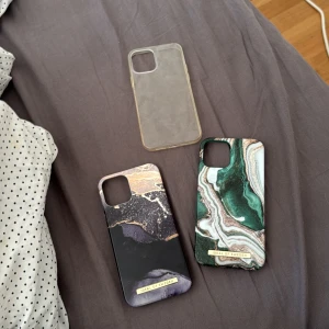 Mobilskal  - Jag säljer tre mobilskal som är till en iPhone 12 då dom inte är till användning, det är 2 mobilskal från ideal of Sweden och ett genomskinligt skal 