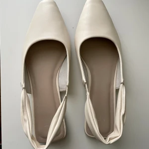 Ballerinaskor - Beige/cremevita i färgen. Endast använda vid ett tillfälle