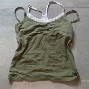 Vintage linne - Så coolt linne i strl S och perfekt skick. Den har liksom ett inbyggt linne i övre linnet vilket ger en 2000s vibe. Tryck gärna på köp nu eller bundel🌟💕