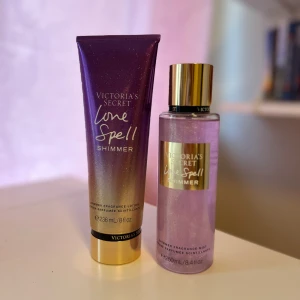 Victorias Secret Love Spell Shimmer - Body lotion och fragrance mist i doften Love Spell. Både med shimmer i. Har öppnat och provat en gång, men båda är nästan helt fulla. 