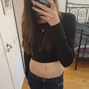 Snygg svart randig tröja😍 - Jättesnygg svart långarmad randig tröja köpt från Brandy Melville. Knappt använd😚