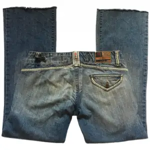 Coola lågmidjade jeans från Diesel! 100% Bomull, Midjemått 83cm (rakt över 43cm) Innerbenslängd 72cm, Grenhöjd 18,5cm, Benslut 23cm rakt över