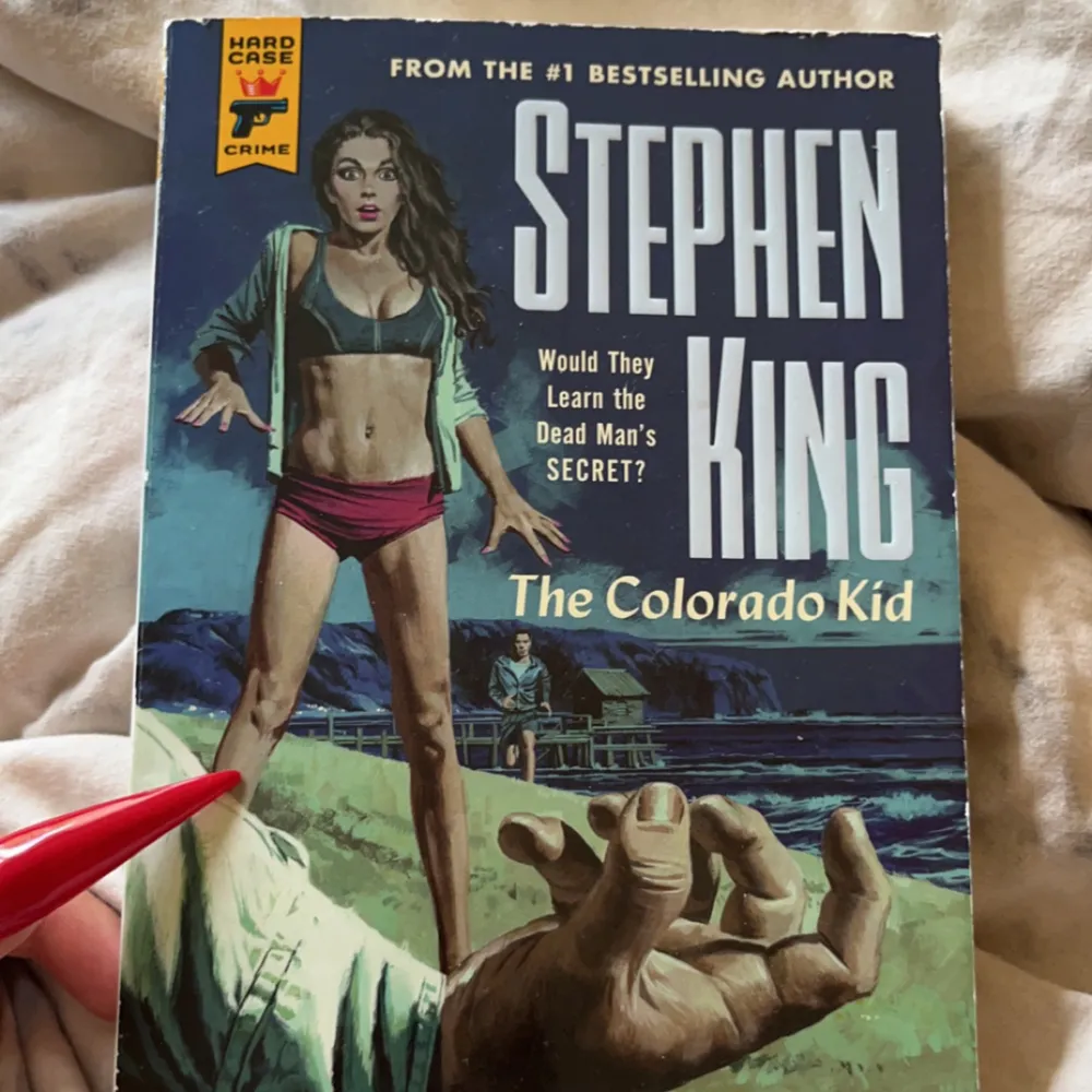 The Colorado kid av Stephen King med illustrationer. Läst en gång, en aning kantstött då jag haft den i väskan. Ett måste för de som gillar mysterier. Köpt på adlibris för ca 120kr. Övrigt.