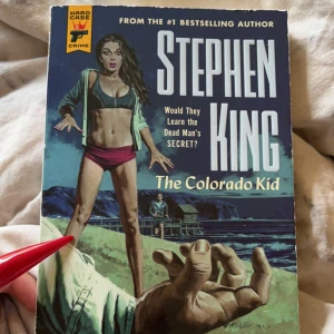 The Colorado kid  - The Colorado kid av Stephen King med illustrationer. Läst en gång, en aning kantstött då jag haft den i väskan. Ett måste för de som gillar mysterier. Köpt på adlibris för ca 120kr