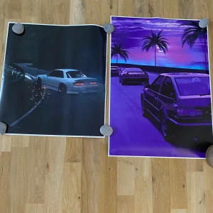 Affischer/bilar  - Fin kvalitet på papper / tjockare papper  Aldrig upphör goda för de glömdes bort  Mått se bild  Nya kostade de 300 kr st  Säljes för 250 för båda 