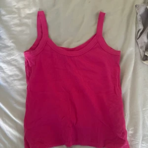 Rosa linne  - Rosa linne från Vero Moda Storlek M, passar även L Köptes för ca 150kr, säljer för 25kr 