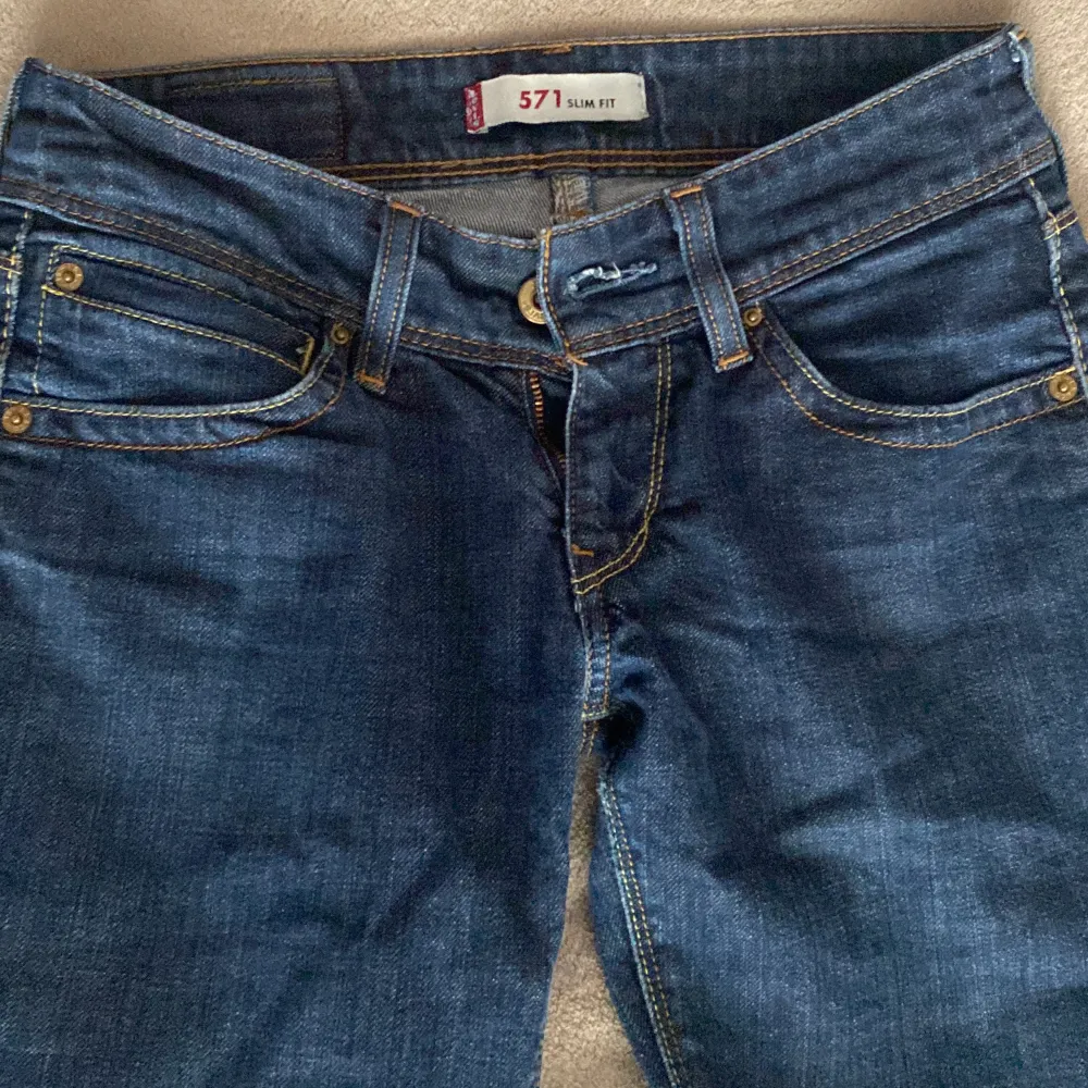 Lågmidjade, raka Levis jeans😍köpta på Plick för 600kr men nypriset var 1100kr. Sparsamt använda 💕Tyvärr är de nu för små för mig och jag säljer de för 200kr. Vid fler bilder eller mer info dm:a mig❤️. Jeans & Byxor.