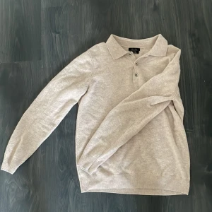 Merinoull långärmad piké - Jag säljer den här Massimo dutti tröjan för den ej passar mig längre och den är i nyskick🥂skicket skulle jag alltså säga är 10/10 och det finns inget täcken på att den är använd🌟Priset är inte heller hugget i sten och hör av er vid minsta fundering💸