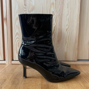 &other Stories Lackstövletter Svarta Skinn Strl 39 - Världens finaste stövletter i svart lack/skinn från &other Stories, strl 39.  Klacken är drygt 7cm.   Använda en handfull gånger.  Nypris ~1700kr. 