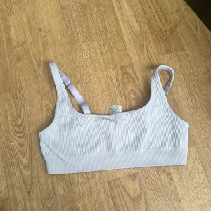 Weekday top  - Använd 2 gånger, bra skick! 