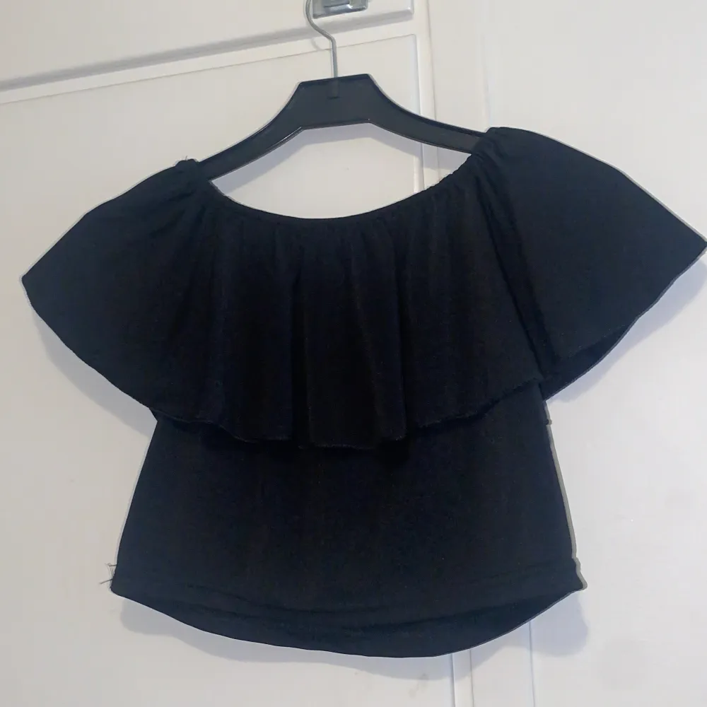 Fin off shoulder top 🤍 står ingen strl men skulle gissa på S/XS. Toppar.