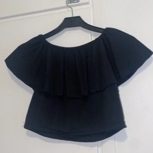 Croptop - Fin off shoulder top 🤍 står ingen strl men skulle gissa på S/XS