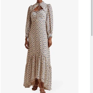 By malina lucille maxi dress  - Otroligt fin och slutsåld klänning från by malina, jag har använt klänningen på ett bröllop så säljer den nu i väldigt fint skick, som ny.