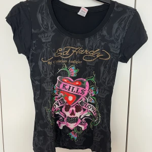 Ed Hardy t-shirt - Ascool Ed Hardy T-shirt i skönt material och bra skick! ❤️ det är bara att skriva om man undrar någonting, tryck gärna inte på köp nu innan vi kommunicerat