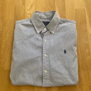 Säljer min somriga, randiga Ralph Lauren skjorta i storlek M för 499kr. 10/10 skick utan några defekter. Skriv vid minsta fundering! 🏝️