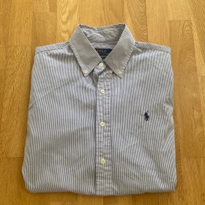 Ralph Lauren Skjorta - Säljer min somriga, randiga Ralph Lauren skjorta i storlek M för 499kr. 10/10 skick utan några defekter. Skriv vid minsta fundering! 🏝️