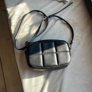 söt handväska! - säljer denna handväska som är från h&m. bra skick, inga slitningar eller så❤️ guldig dragkedja och bandet går att ta loss.
