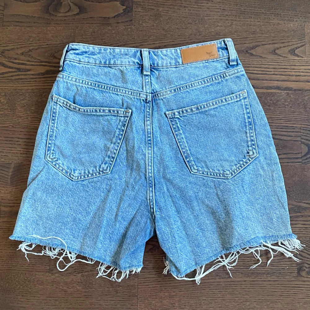 Jeansshorts från BikBok, strl S 🩵. Shorts.