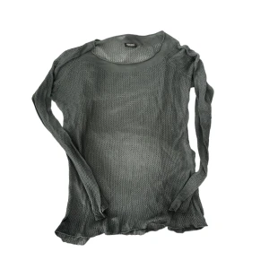 Tröja med hål - Ihålig stickad grön tröja färgen o är närmare till färg på bild två (militärgrön typ). Står ingen storlek, uppskattas till M