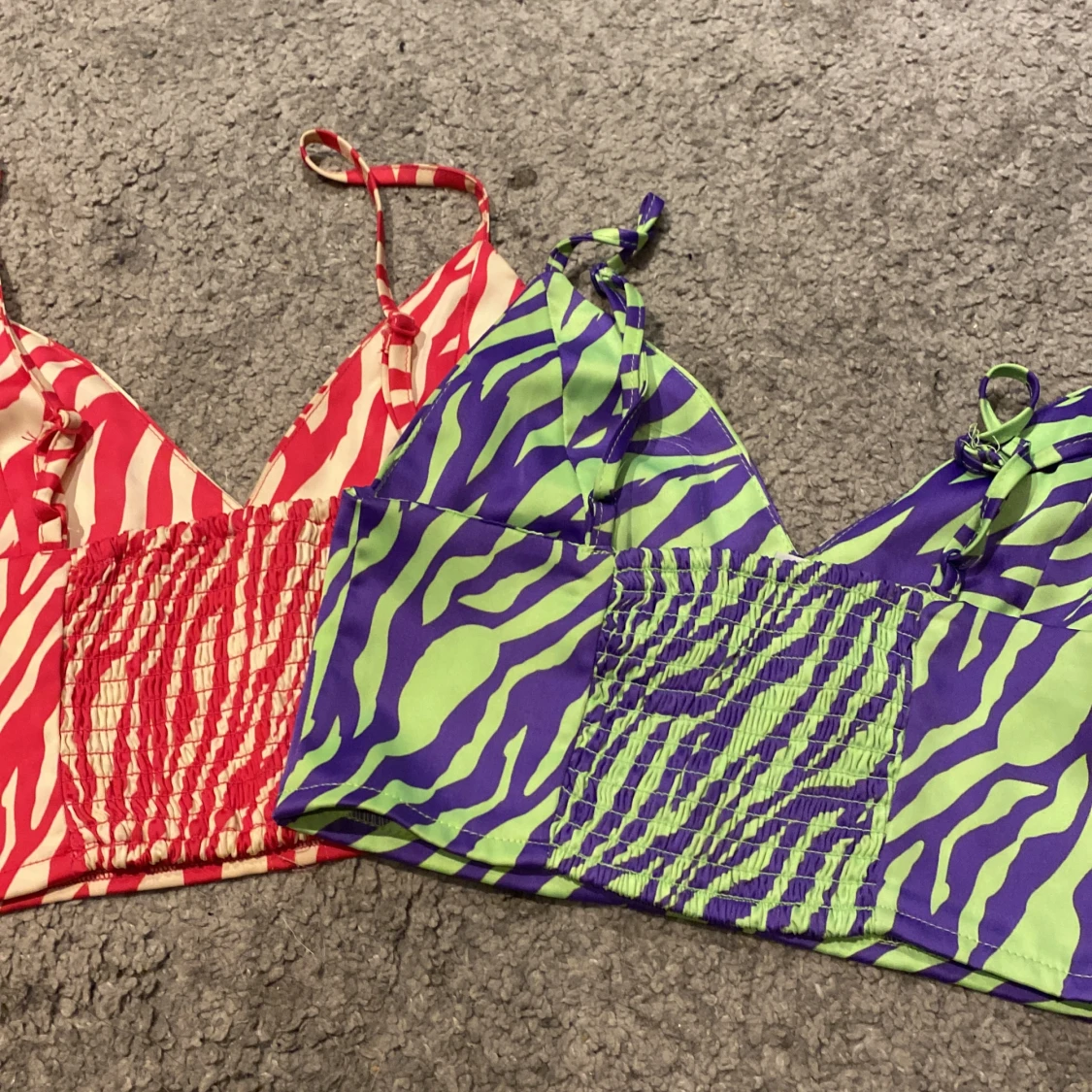 Jag säljer dessa två tröjor för att den inte blir till användning längre.  Jag har använt dem cirka två gånger men jag fasande inte riktigt för dem men hoppas dem blir till användning hos nån annan..💗😊 - 91