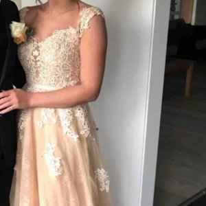 Balklänning  - Beige balklänning  Storlek S Använd en gång på balen 